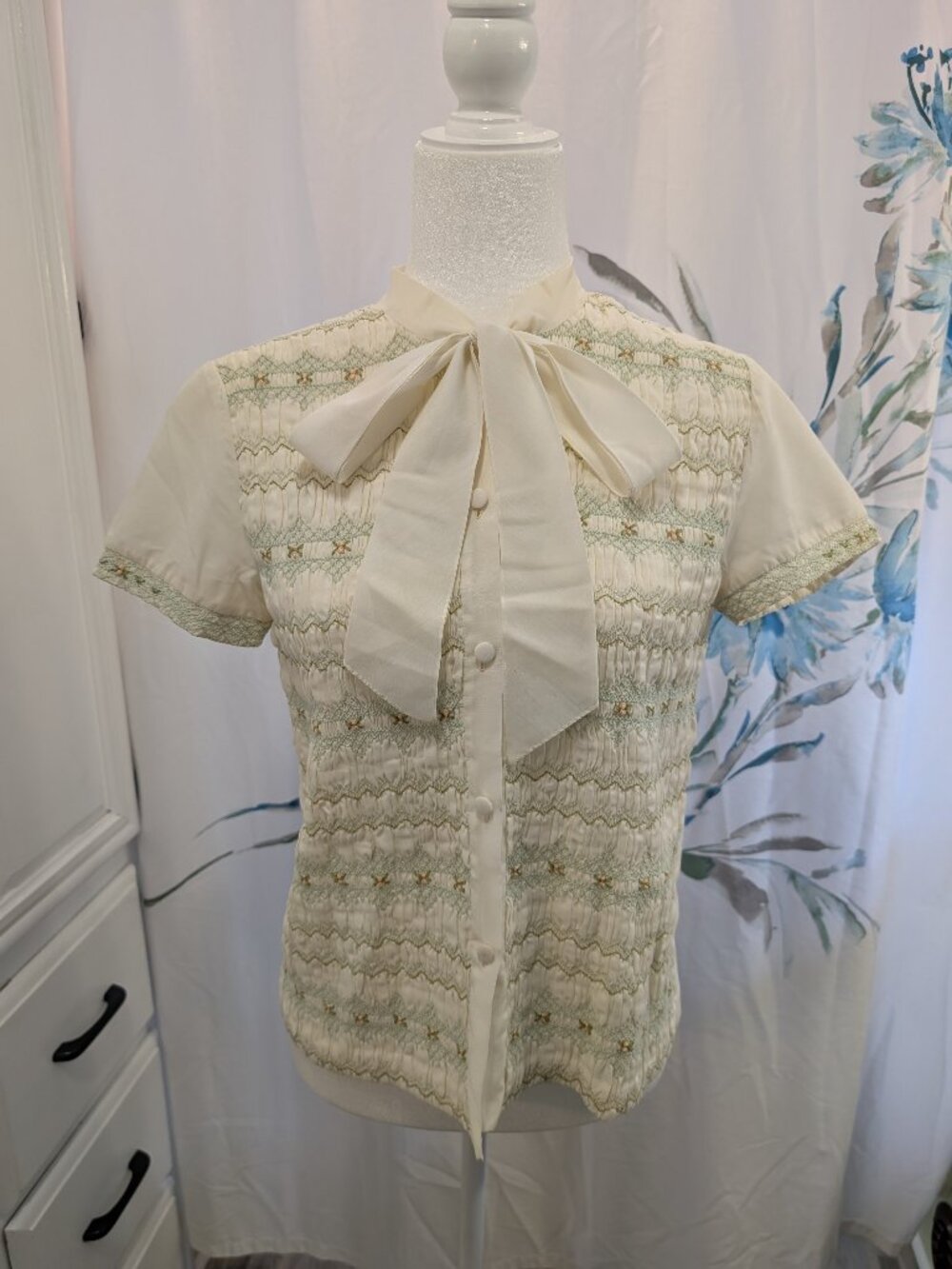 Vintage Lily Sheer Cream Short Sleeve Smocking Floral Embroidery Pussybow Size M